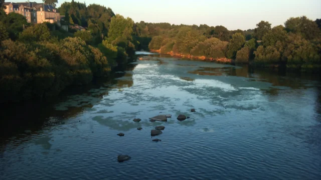 Vue du Barrage de St Fraimbault, coucher de soleil sur la rivière La Mayenne