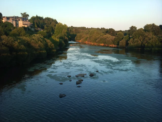 Vue du Barrage de St Fraimbault, coucher de soleil sur la rivière La Mayenne