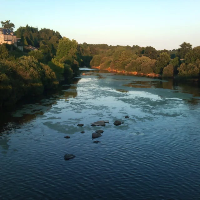 Vue du Barrage de St Fraimbault, coucher de soleil sur la rivière La Mayenne