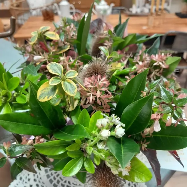Gros plan sur un bouquet posé sur une table