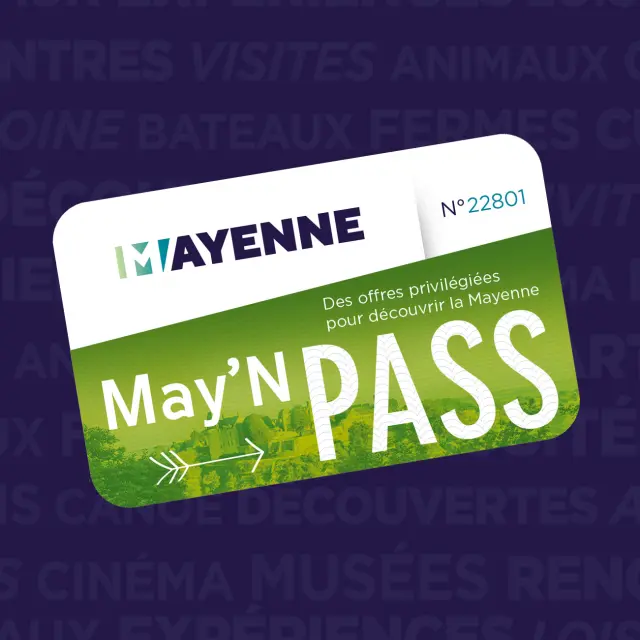 Image de la carte May n Pass sur fond de nuage de mot. A droite on peut lire Avec le pass gratuit May'n Pass découvrez la Mayenne à prix doux dans plus de 50 sites partenaires !