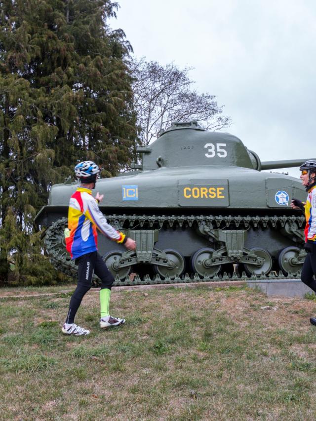Cyclotouristes à Madonne et Lamerey