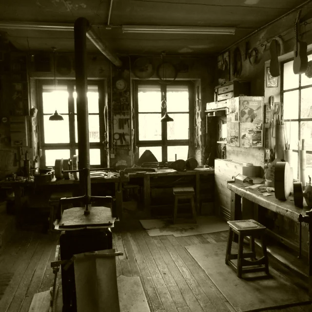 Un ancien atelier de luthier, l'atelier du Musée. Un bond dans le temps où l'on peut encore sentier la graisse, les copeaux de bois et le vieux papier. Tous les outils sont encore présent.