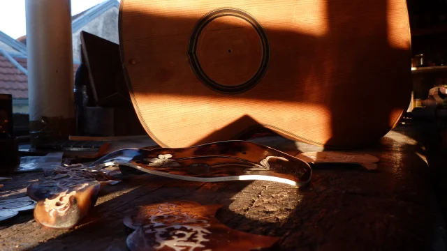 Atelier du musée, lutherie guitare. Détail sur un établi d'une guitare au couché de soleil