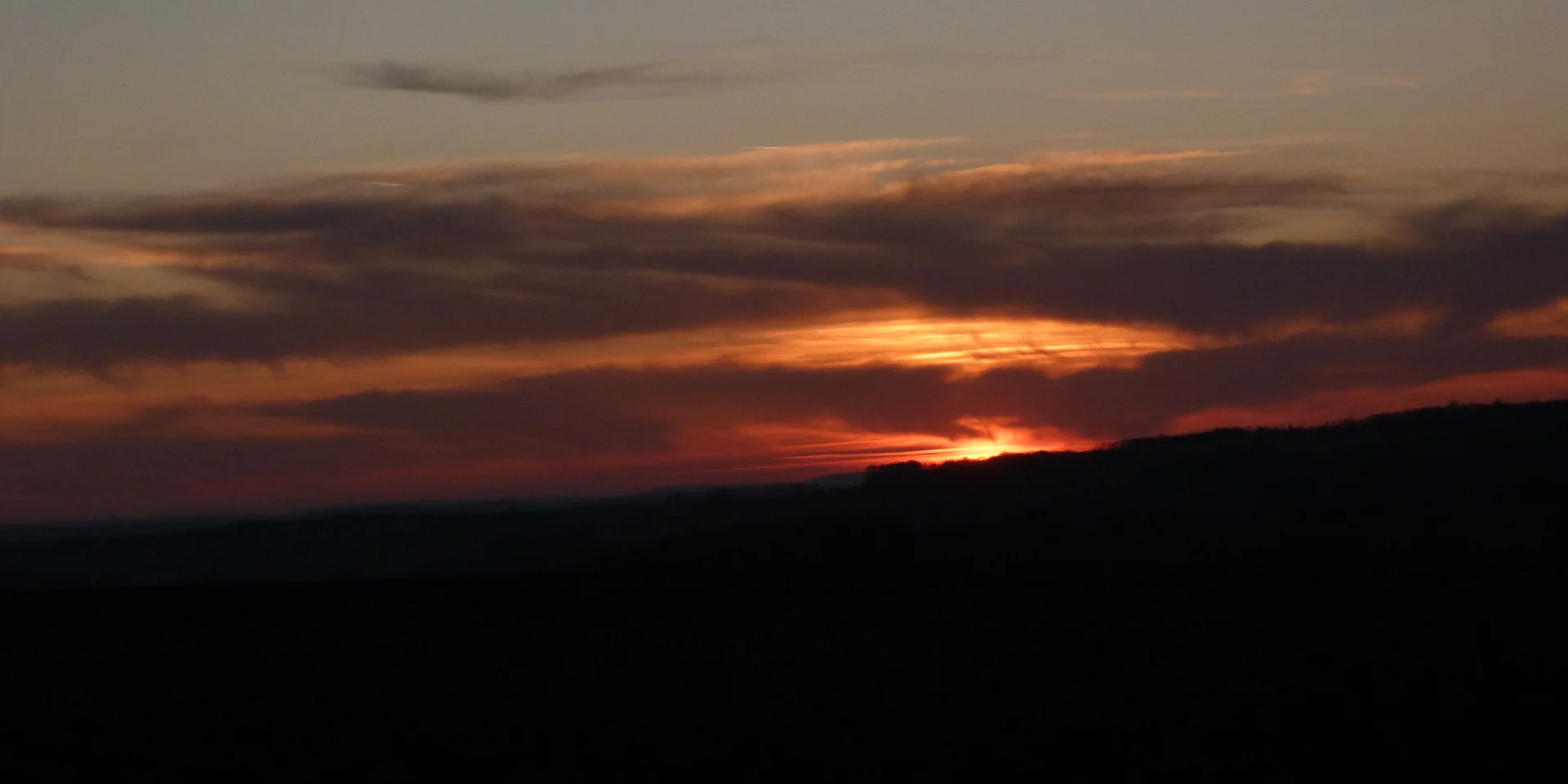 Couché de soleil sur la communauté de communes de Mirecourt Dompaire. Un soleil couchant rouge orangé aux couleurs chatoyantes. vue de Mazirot