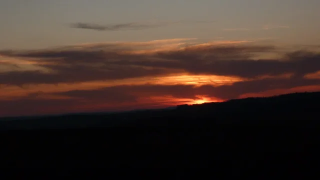 Couché de soleil sur la communauté de communes de Mirecourt Dompaire. Un soleil couchant rouge orangé aux couleurs chatoyantes. vue de Mazirot