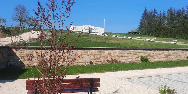 Mémorial 2ème DB avec monument Leclerc et char Corse au fond de la photographie
