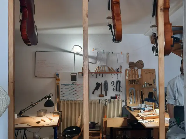 Vu sur des établis d'un atelier de luthier du quatuor.