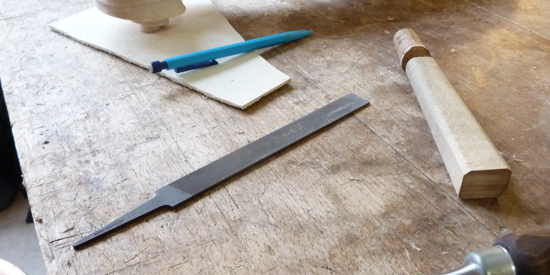 Zoom sur un plan de travail d'élève de l'école de lutherie de Mirecourt.