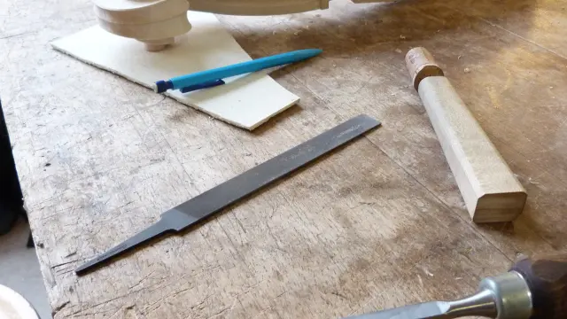 Zoom sur un plan de travail d'élève de l'école de lutherie de Mirecourt.