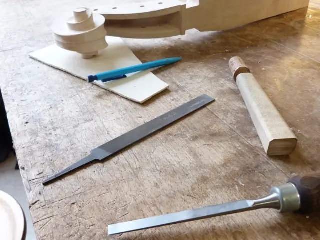 Zoom sur un plan de travail d'élève de l'école de lutherie de Mirecourt.