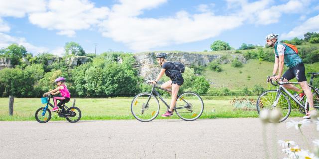 Famille à vélo le long de la pelouse calcaire de Circourt-sur-Mouzon