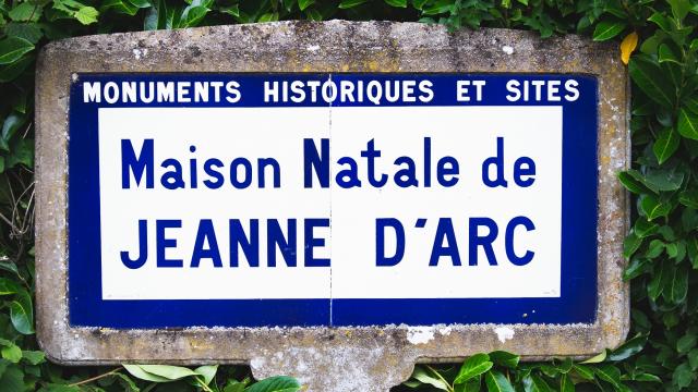 Ancien panneau des monuments historiques de la Maison Natale de Jeanne d'Arc