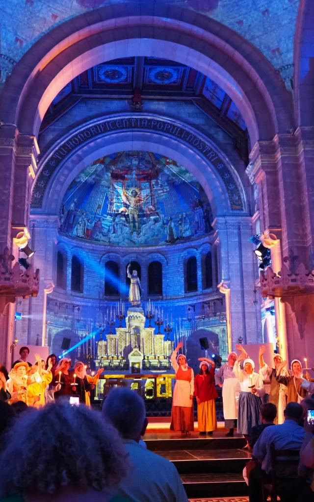 Vue du spectacle son & lumière Jeanne d'Arc à la Basilique Sainte-Jeanne d'Arc