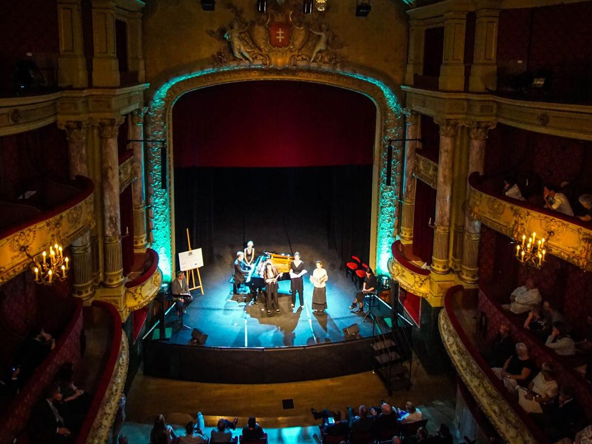 Assister à un spectacle dans un théâtre à l’italienne | Office de ...