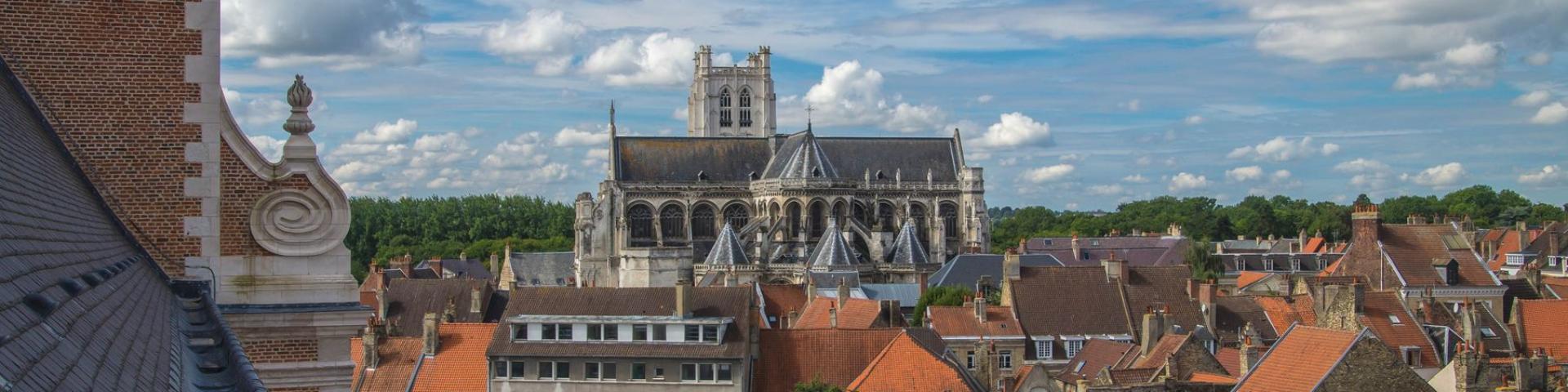 Luchtfoto van de kathedraal van Saint-Omer (3)