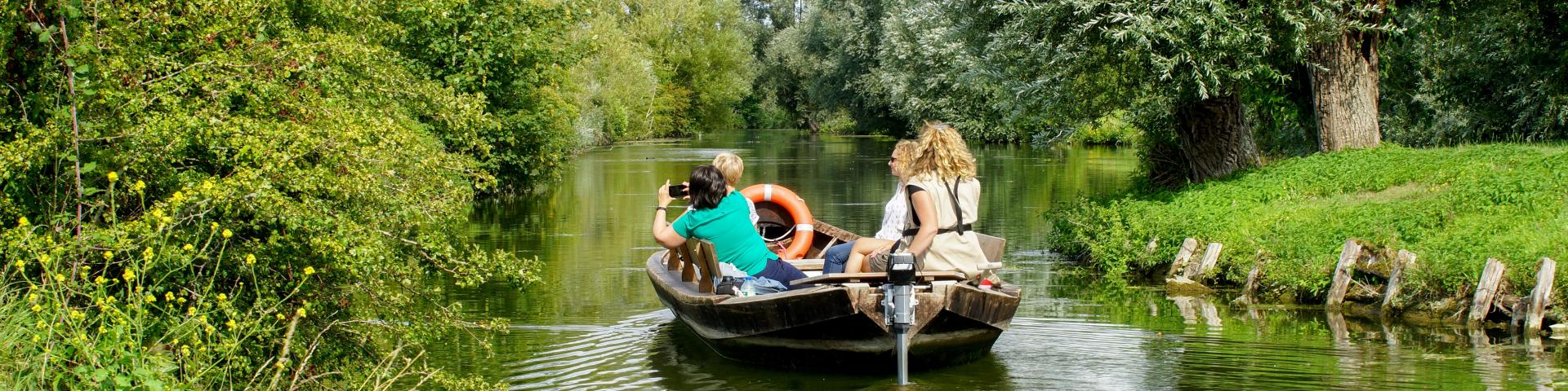 Balade en bateau en Groupe Maison du Marais Bacôve Saint-Martin-Lez-Tatinghem
