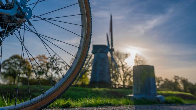 Vélo devant un moulin du Pays de Saint-Omer