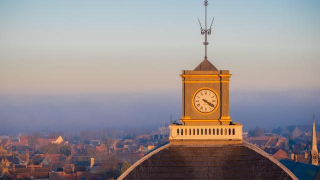Vue sur l'horloge du Moulin À Café de Saint-Omer