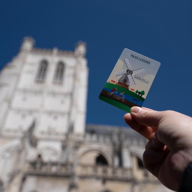 Pass Loisirs devant la cathédrale de Saint-Omer
