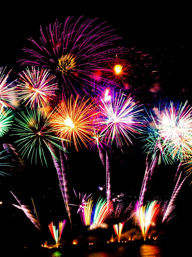 Prachtig kleurenvuurwerk aan zwarte hemel bij nacht voor viering