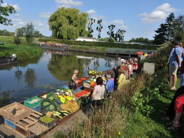 Isnor Marche Sur L Eau 07 2011 Photo Carl Office De Tourisme De La Region De Saint Omer