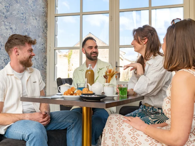 Entre Amis dans le salon de Thé - le Passage Merveilleux