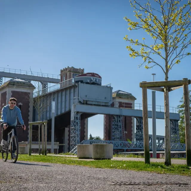 Vélo devant l'Ascenseur à Bateaux à Arques
