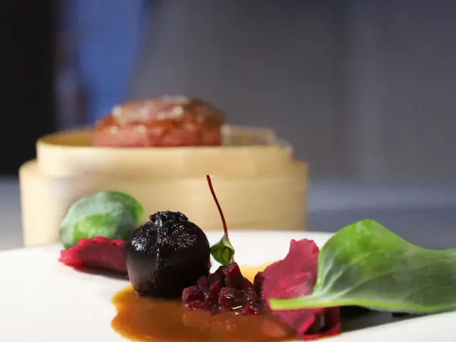 Restaurant Pluriel' Saint-Omer, par le chef Yohann Cornet : Boeuf Huître Betterave.