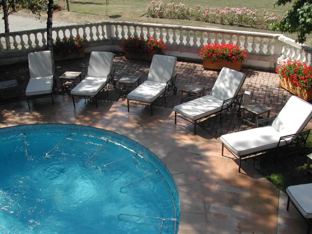 Massage & détente - Uriage Activités Spa transats - Extérieur du spa