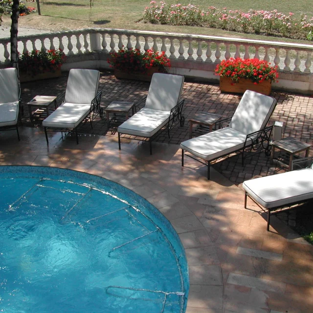 Massage & détente - Uriage Activités Spa transats - Extérieur du spa