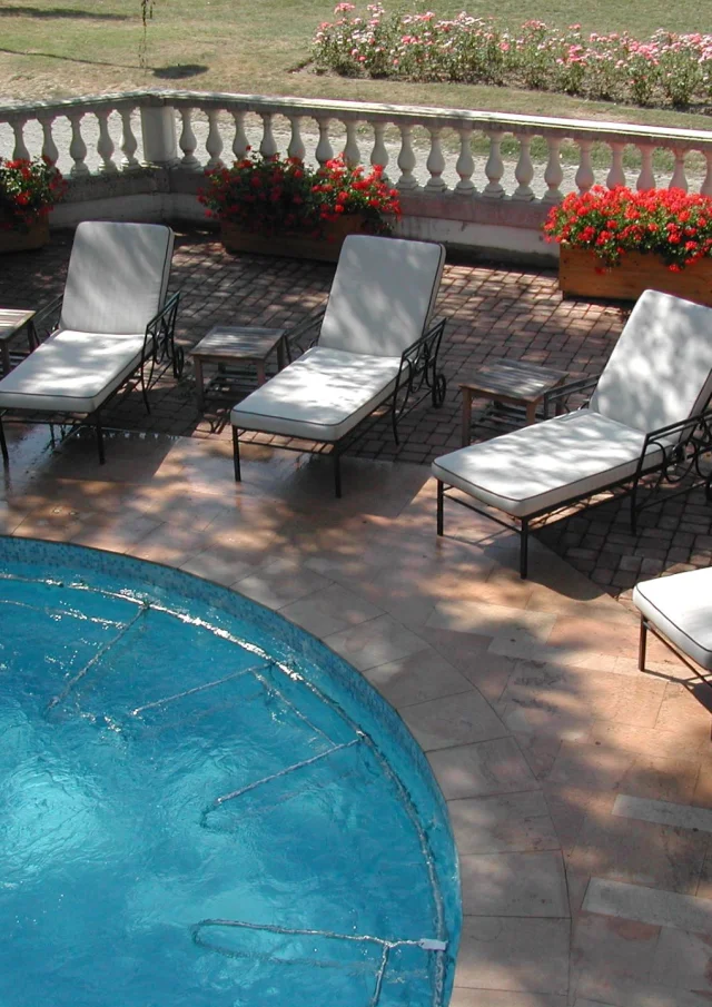 Massage & détente - Uriage Activités Spa transats - Extérieur du spa
