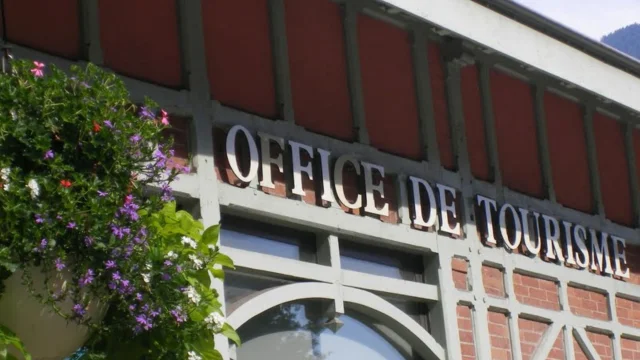 Uriage - Bâtiment Office De Tourisme - Archives
