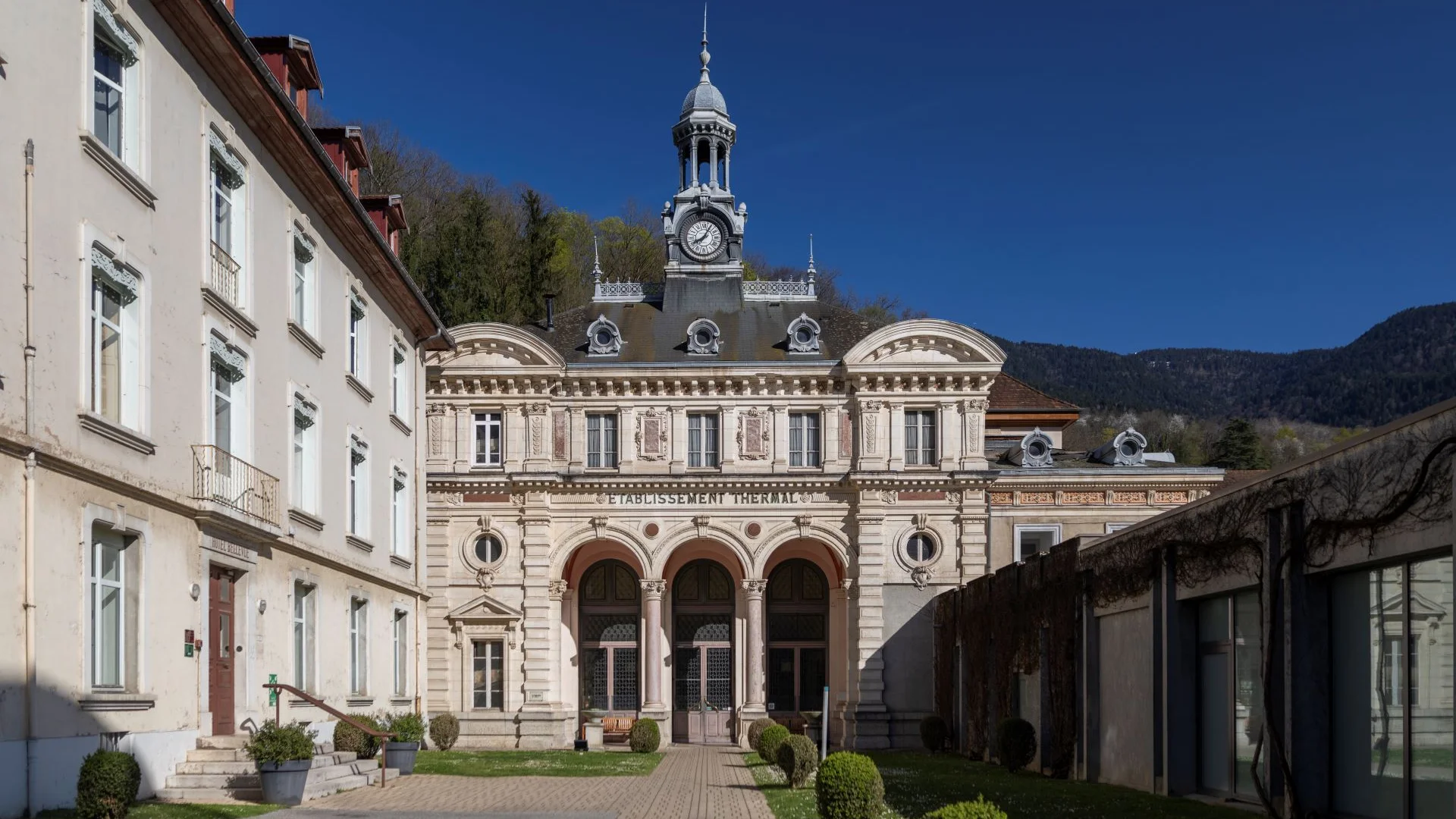 Bâtiment des Thermes d'Uriage - Marie El Hajal