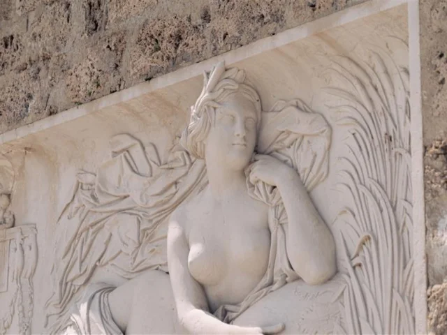 Uriage Statut Fontaine - Marie El Hajal