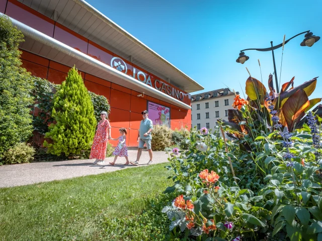 Balade en famille - devant le Casino JOA d'Uriage