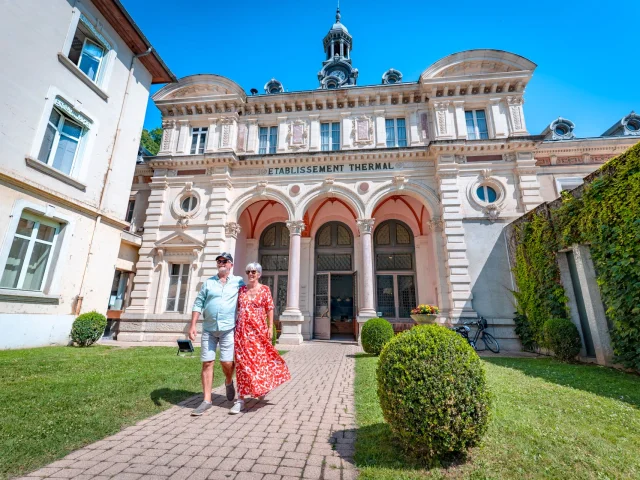 Bâtiment des Thermes d'Uriage - Couple's walk
