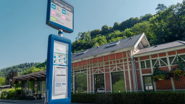 Office de Tourisme et arrêt de bus Uriage - Marie El Hajal