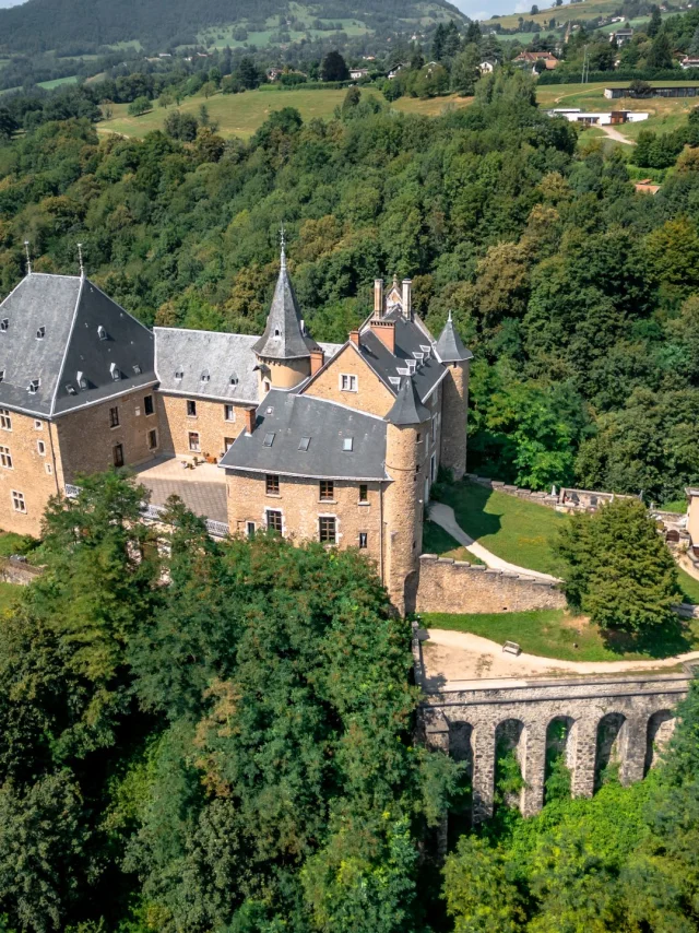Château d'Uriage met een drone - luchtfoto