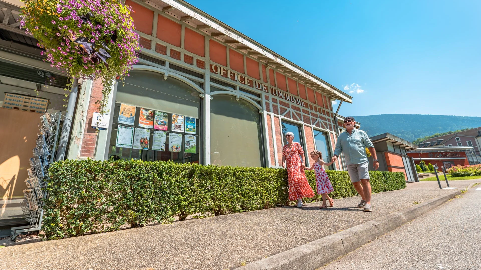 Uriage Tourist Office, Family visits