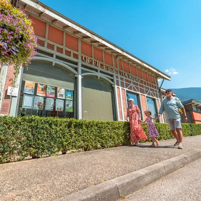 Office de tourisme d'Uriage, Famille en visite