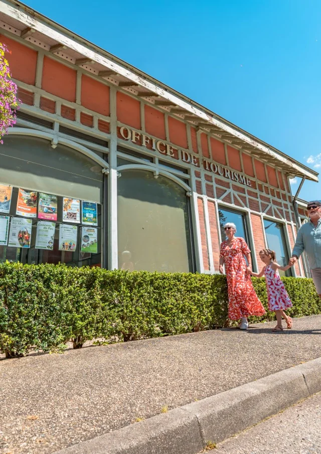 Office de tourisme d'Uriage, Famille en visite