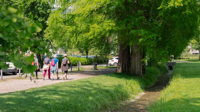 Circuit des Curistes avec un groupe de randonneur qui se promène sur un chemin