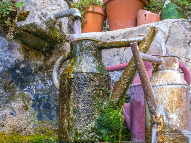 Kleiner Brunnen im Dorf Brantes