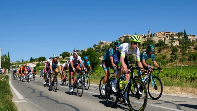 Fietsers passeren voor het dorp Faucon tijdens de 2020 Mont Ventoux denivelé uitdagingen.