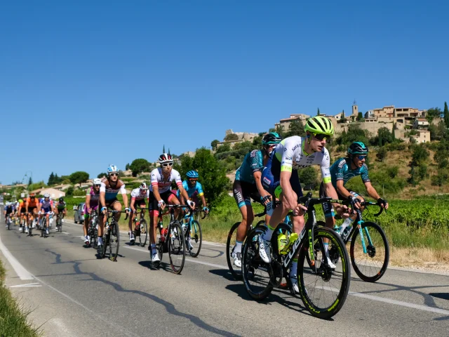 Vorbeifahrt der Radrennfahrer vor dem Dorf Faucon während der 2020er Ausgabe des Mont Ventoux Höhenmeter Challenges.