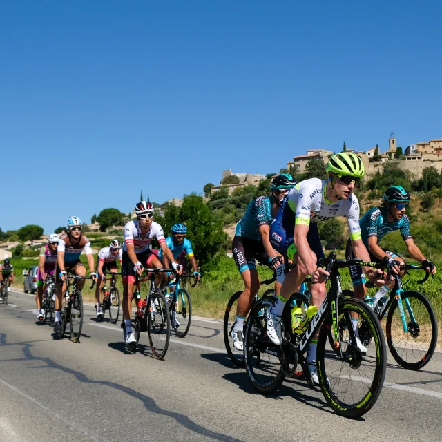 Passage des coureurs cyclistes devant le village de Faucon durant l'édition 2020 du Mont Ventoux dénivelé challenges.