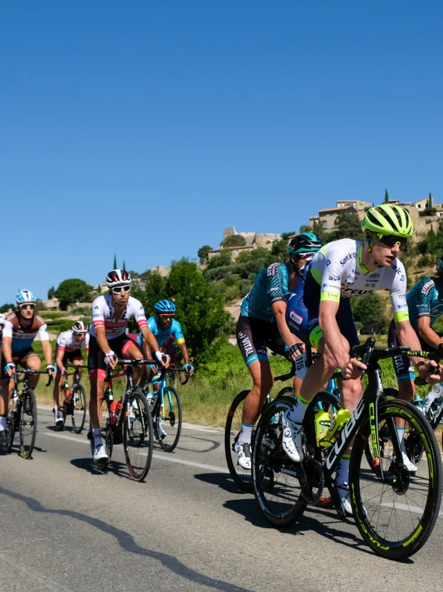 Vorbeifahrt der Radrennfahrer vor dem Dorf Faucon während der 2020er Ausgabe des Mont Ventoux Höhenmeter Challenges.