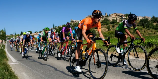 Vorbeifahrt der Radrennfahrer vor dem Dorf Faucon während der 2020er Ausgabe des Mont Ventoux Höhenmeter Challenges.