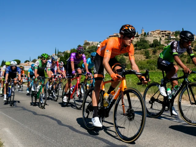 Vorbeifahrt der Radrennfahrer vor dem Dorf Faucon während der 2020er Ausgabe des Mont Ventoux Höhenmeter Challenges.